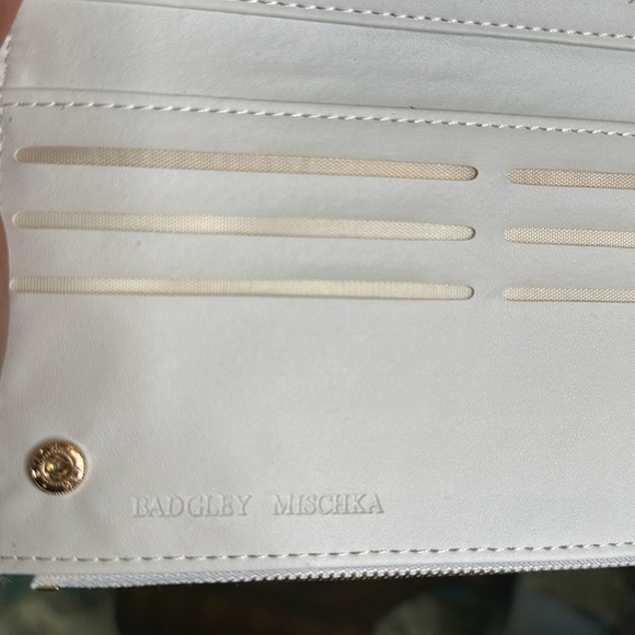 NEW! Badgley‎ Mischka white slim quilted vegan
wallet - Picture 8 of 9